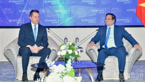 越南政府总理范明正会见世界经济论坛执⾏董事、⾸席技术官马思远。（何清江 摄）