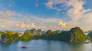 拜子龙湾被美国杂志誉为'东南亚奇观'。