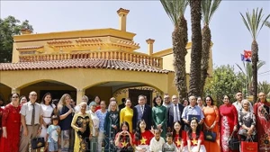 越南国会主席陈青敏和夫人会见旅摩越南人社群。