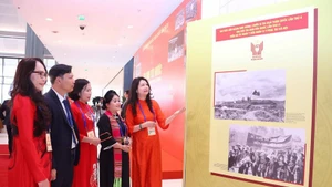 “革新40年来国家经济社会发展成就，特别是2021—2025年阶段突出成果”的专题展览。（图片来源：越通社）