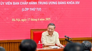 苏林总书记同越共十四届中央委员后备干部培训班学员交流谈话。