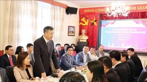 越南驻捷克共和国大使杨怀南在与捷克六省领导人及旅捷越南企业界代表座谈会上发表讲话。