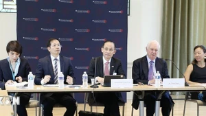 越共中央书记处书记、越南外交部代部长黎怀忠（中）出席了由哥伦比亚大学韦瑟黑德东亚研究所举办的政策对话圆桌会议。（图片来源：越通社）