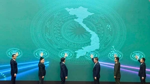 与会代表按下按钮，正式启动农产品溯源系统。