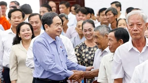 越南国会主席陈青敏在第十五届国会第十次会议前与选民接触。