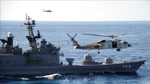 美国、日本与菲律宾举行联合海军演习。（图片来源：越通社）