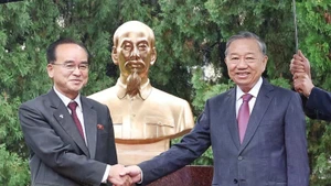 越共中央总书记苏林出席越南驻朝鲜大使馆花园胡志明主席塑像揭牌仪式。
