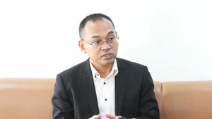 柬埔寨皇家学院政策分析师希恩森接受媒体采访。（图片来源：越通社）