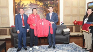 越南文化体育旅游部部长阮文雄、越南足球协会执行委员会委员以及动力股份公司领导向越南驻泰国大使范越雄赠送纪念品。