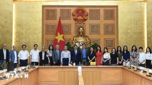越南政府副总理裴青山会见全球越南科学家和专家组织代表。