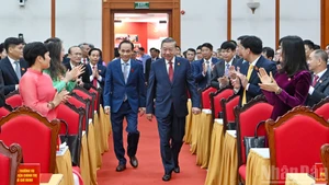 苏林总书记出席越南共产党中央办公厅2025—2030年任期代表大会。