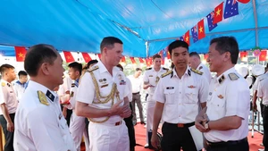 越南人民海军副司令阮庭雄少将与澳大利亚皇家海军舰队代表交流谈话。