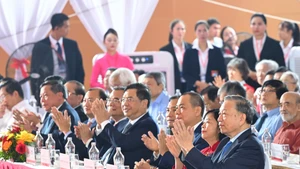 8月19日，苏林总书记与党和国家领导人出席全国重点工程项目开（竣）工仪式。（成达 摄）