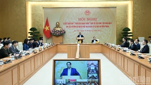 政府总理范明正主持召开“光中行动”中期总结会议。（陈海 摄）