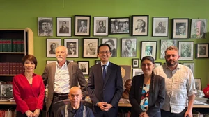 越南新任常驻联合国代表团团长杜雄越大使（后排正中间）与越南共产党代表合影。（图片来源：越通社）