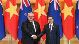 越南国会主席陈青敏同新西兰议会议长格里·布朗利举行会谈。