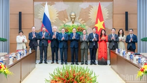 越南国会主席陈青敏会见俄罗斯联邦委员会第一副主席弗拉基米尔·弗拉基米罗维奇·亚库舍夫。