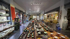 古老的钵场陶器村位于红河左岸，距市中心东南方向10多公里。这个工艺村始建于李朝时期，历经沧桑，却始终保留着“钵场”之名。（图片来源：越通社）