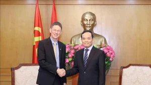 中央政策战略委员会主任陈流光会见AES（越南）公司董事长。