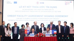 AFD和EVN代表在与会代表的见证下签署协议。