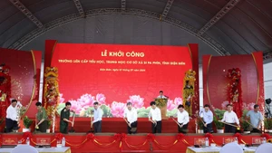 苏林总书记同各位代表实施西帕芬乡九年一贯制学校开工仪式。（图片来源：越通社）