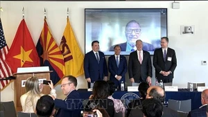越南驻美国大使阮国勇与各位美国前驻越南大使。（图片来源：越通社）