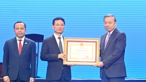 苏林总书记向科技部授予一级劳动勋章。（登科 摄）