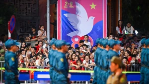 数千名民众聚集在阅兵方队和游行队伍的路径线上，占据观看综合演练的最佳位置。