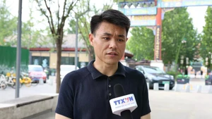 越南问题研究专家、中国中央广播电视总台越南语部主任魏为接受越通社记者的采访。（图片来源：越通社）