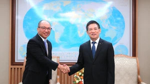 越南政府副总理胡德福会见日本丰田汽车亚洲事务负责人兼丰田汽车亚太区首席执行官钱国豪。