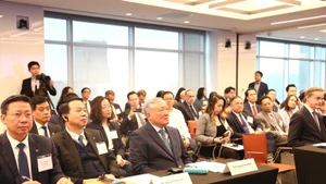 越南政府常务副总理阮和平出席越美企业座谈会。