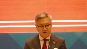 老挝外交部长通沙万·丰威汉在首都万象国家会议中心主持新闻发布会，公布老挝人民革命党第十二次全国代表大会的成果。