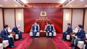 公安部长梁三光大将会见美国罗森集团首席执行官丹尼尔·罗森。（图片来源：越通社）