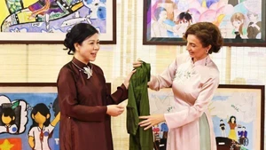 苏林总书记夫人吴芳璃与联合国教科文组织总干事奥黛丽·阿祖莱参观越南妇女博物馆。