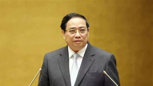 政府总理范明正介绍《落实越南共产党第十四次全国代表大会决议的行动计划》。