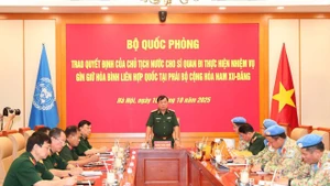 向赴南苏丹执行维和任务的官兵颁发国家主席任命决定。（图片来源：越通社）