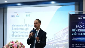 波士顿咨询集团（BCG）董事总经理兼合伙人、公共部门主管阿诺德介绍人工智能经济报告。图片来源：越南之声