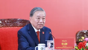 越共中央总书记苏林在大会新闻中心主持召开国际新闻发布会。