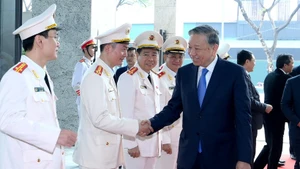 越共中央总书记走访慰问公安部安全调查局干部战士。