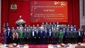 越共中央总书记苏林会见历任高级公安干部。