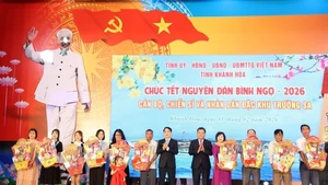 通过异地同步直播活动向长沙特区军民致以新春祝福。