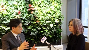 韩国-越南经济文化交流协会常务副主席权成泽接受采访。（图片来源：越通社）