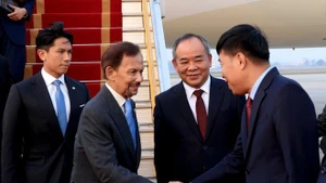 文莱达鲁萨兰国苏丹哈吉·哈桑纳尔·博尔基亚抵达河内，开始对越南进行国事访问。（图片来源：越通社）