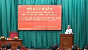 越共中央总书记苏林率领中央工作代表团与崑嵩省委常委会和广义省委常委在崑嵩省召开会议。