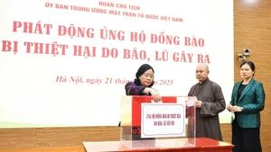 越南祖国阵线中央委员会主席裴氏明怀参加洪灾赈灾募捐活动启动仪式。