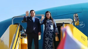 越南政府总理范明正圆满结束欧洲之行回到河内。