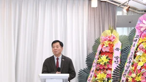 越南驻韩国大使武胡发表讲话。