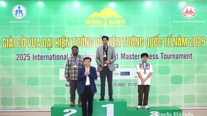 在国际特级大师组比赛中，美国棋手 Vidryarthi Vyom 获得冠军，银牌由印度棋手 Ravi Teja S 摘得，铜牌授予菲律宾棋手 Quizon Daniel。（图片来源：宁平省报）