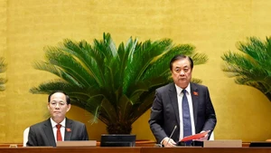 国会副主席黎明欢发表讲话。