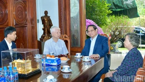 范明正总理看望慰问原国家主席阮明哲。